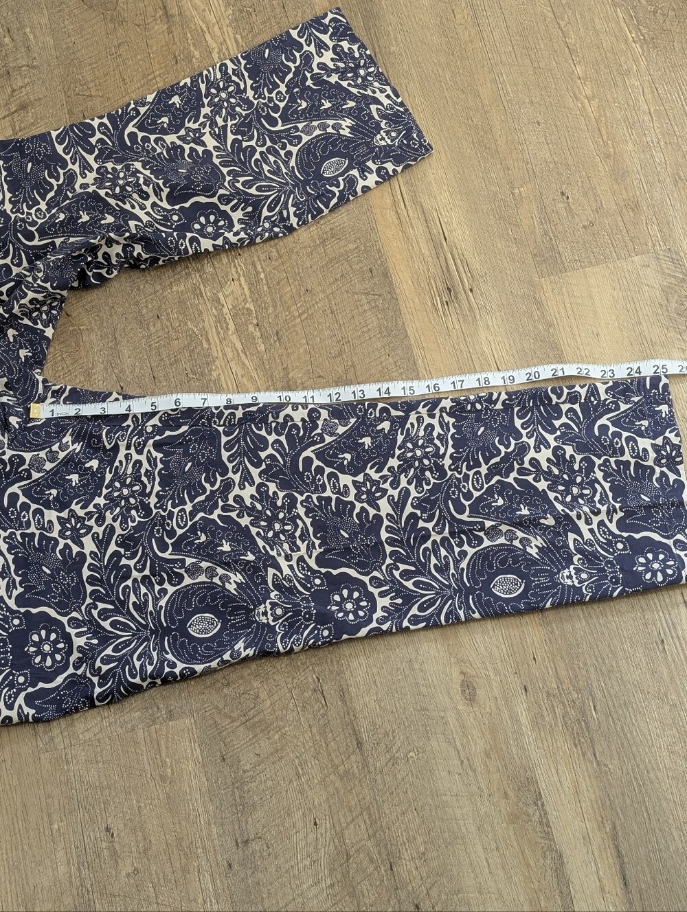 Lands End cropped straight leg Hawaiian blue/white floral print pants. Size 14 - Picture 7 of 9
